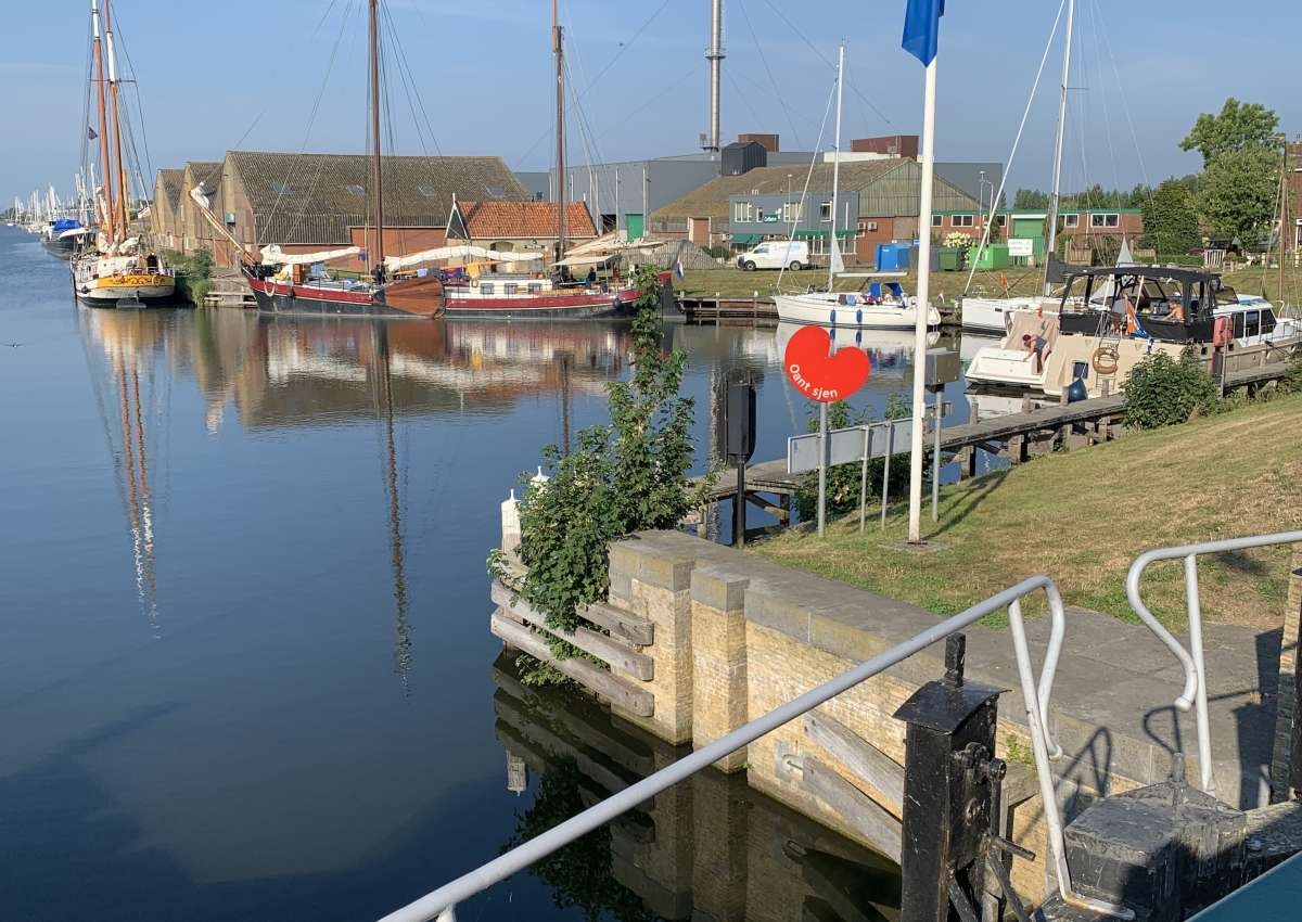 Zeesluis, Workum, brug over buitenhoofd - Bridge près de Súdwest-Fryslân (Workum)
