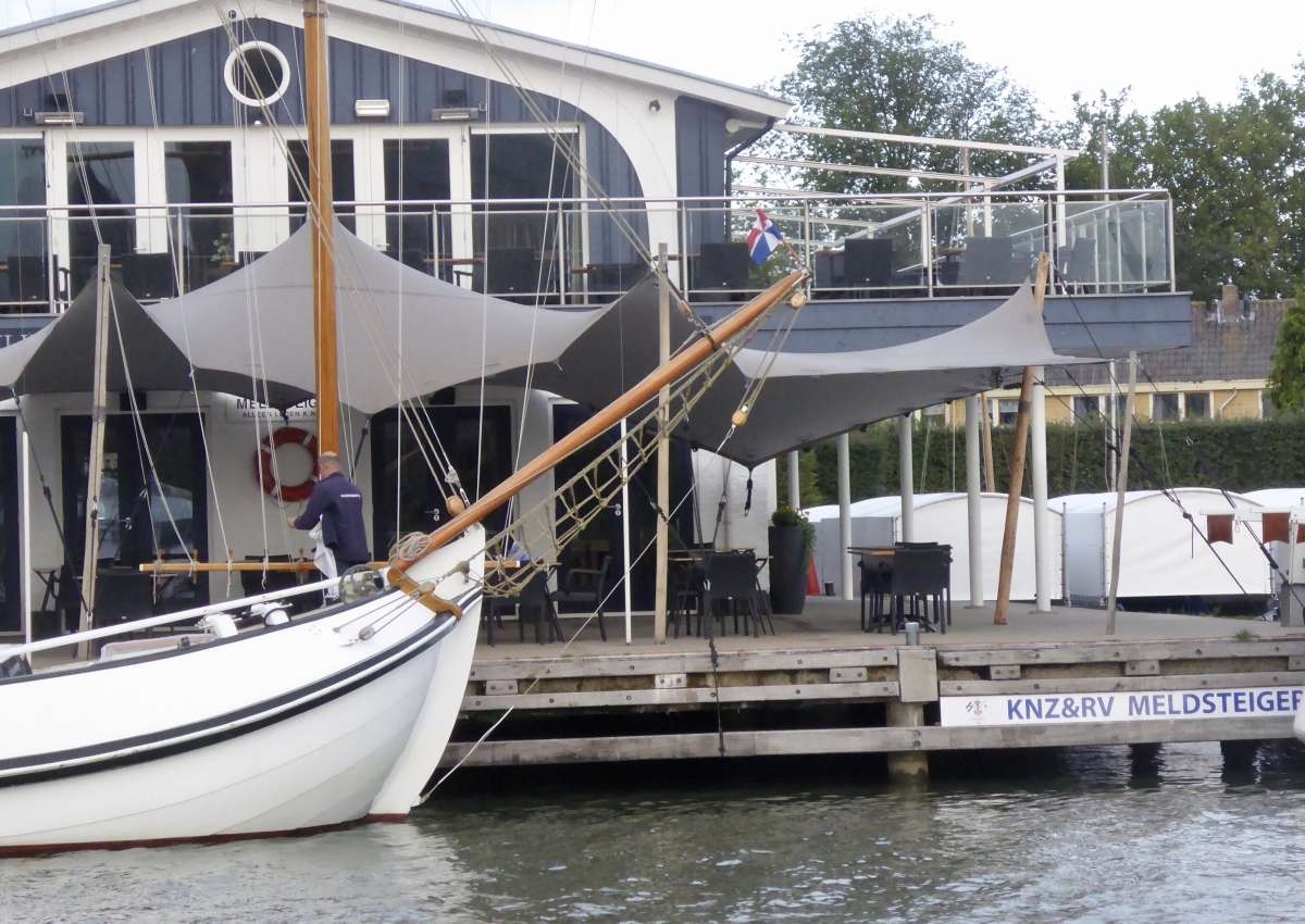 Koninklijke Nederlandsche Zeil- en Roeivereeniging (KNZ&RV) • Royal Netherlands Yacht Club (RNYC) - Hafen bei Gooise Meren (Muiden)