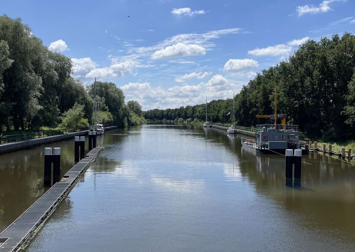 Gieselau Kanal - Schleuse & Brücke - Jachthaven in de buurt van Oldenbüttel