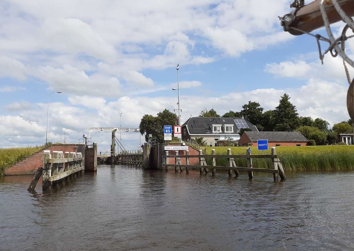 Sluis Lammerburen, brug over benedenhoofd - Bridge près de Het Hogeland (Zuurdijk)