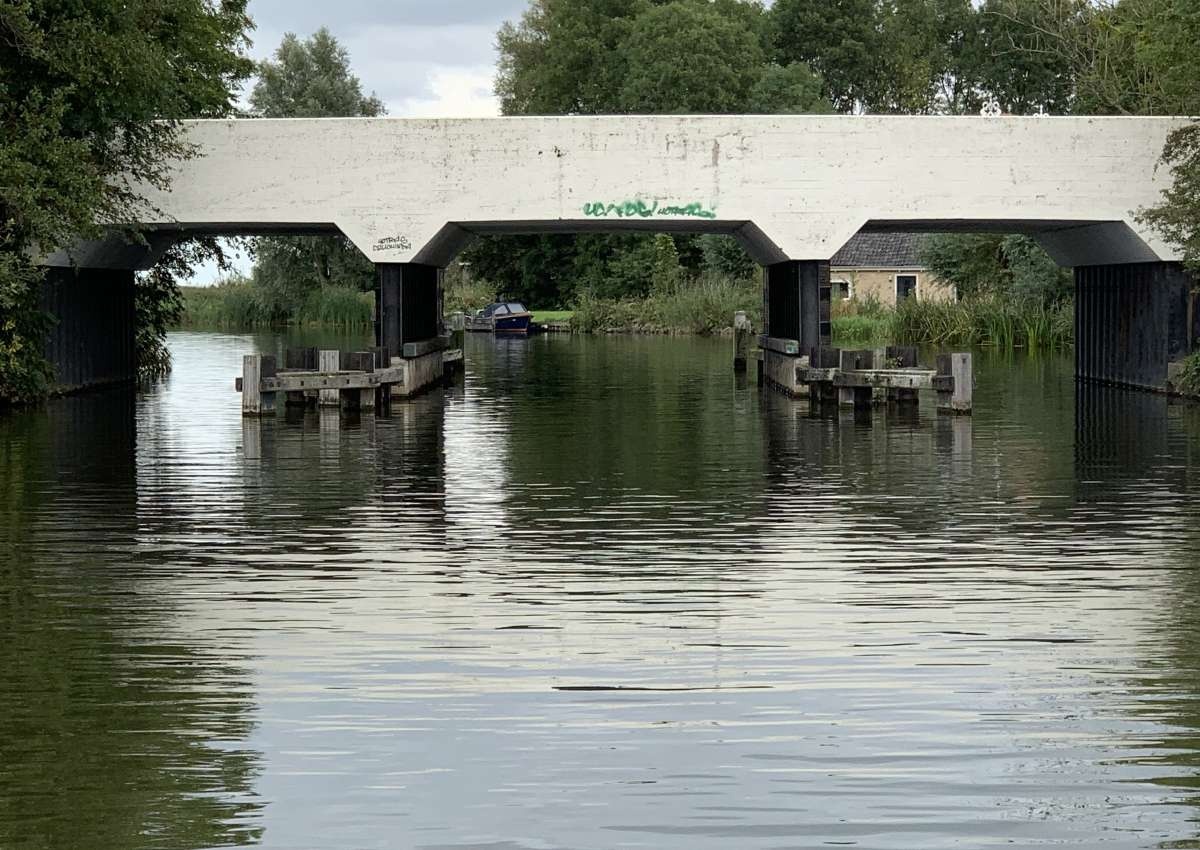 brug in de A7 Uitwellingerga - Bridge near Súdwest-Fryslân (Uitwellingerga)