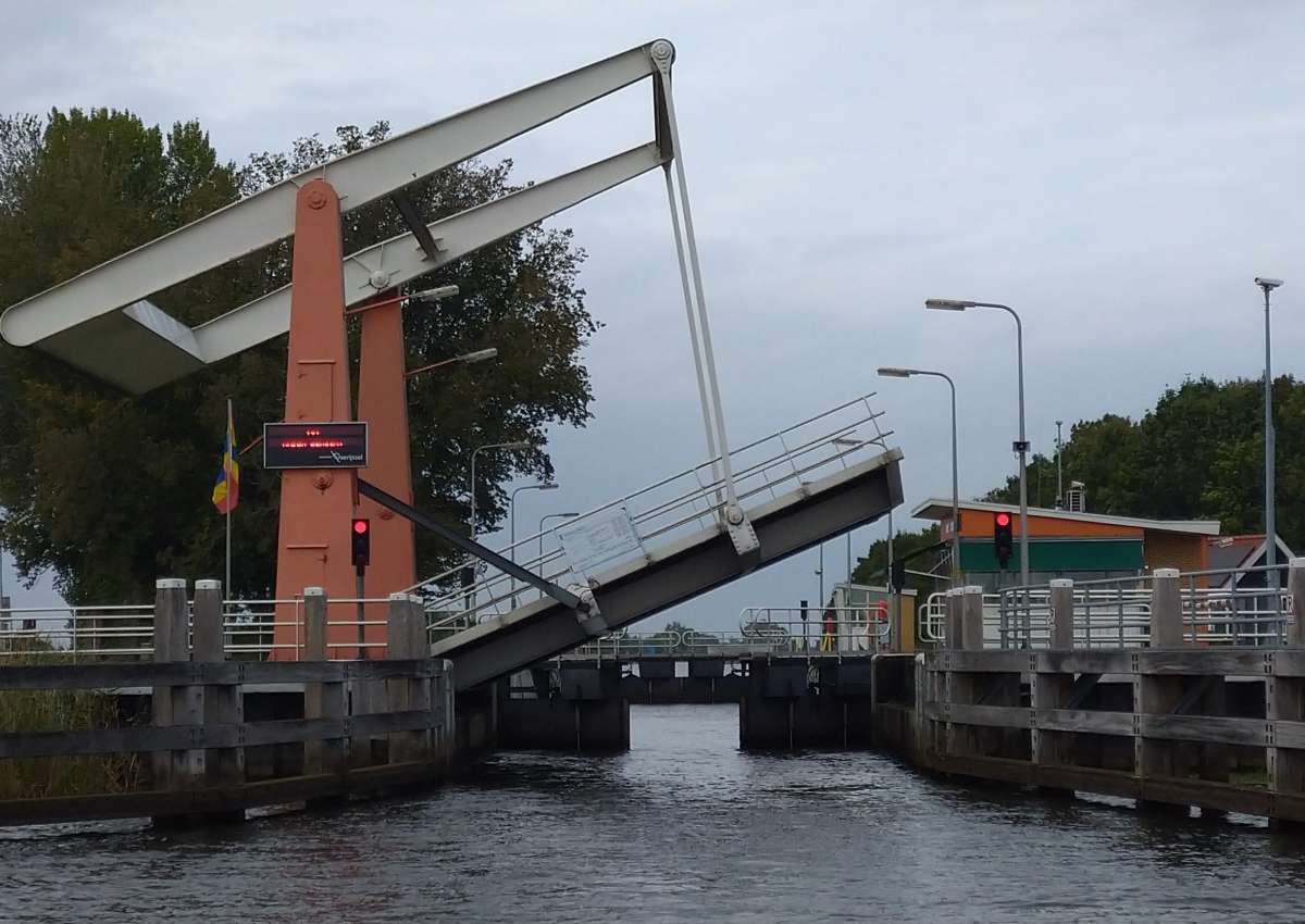 Beukerssluis, brug over bovenhoofd - Brücke bei Steenwijkerland (Wanneperveen)