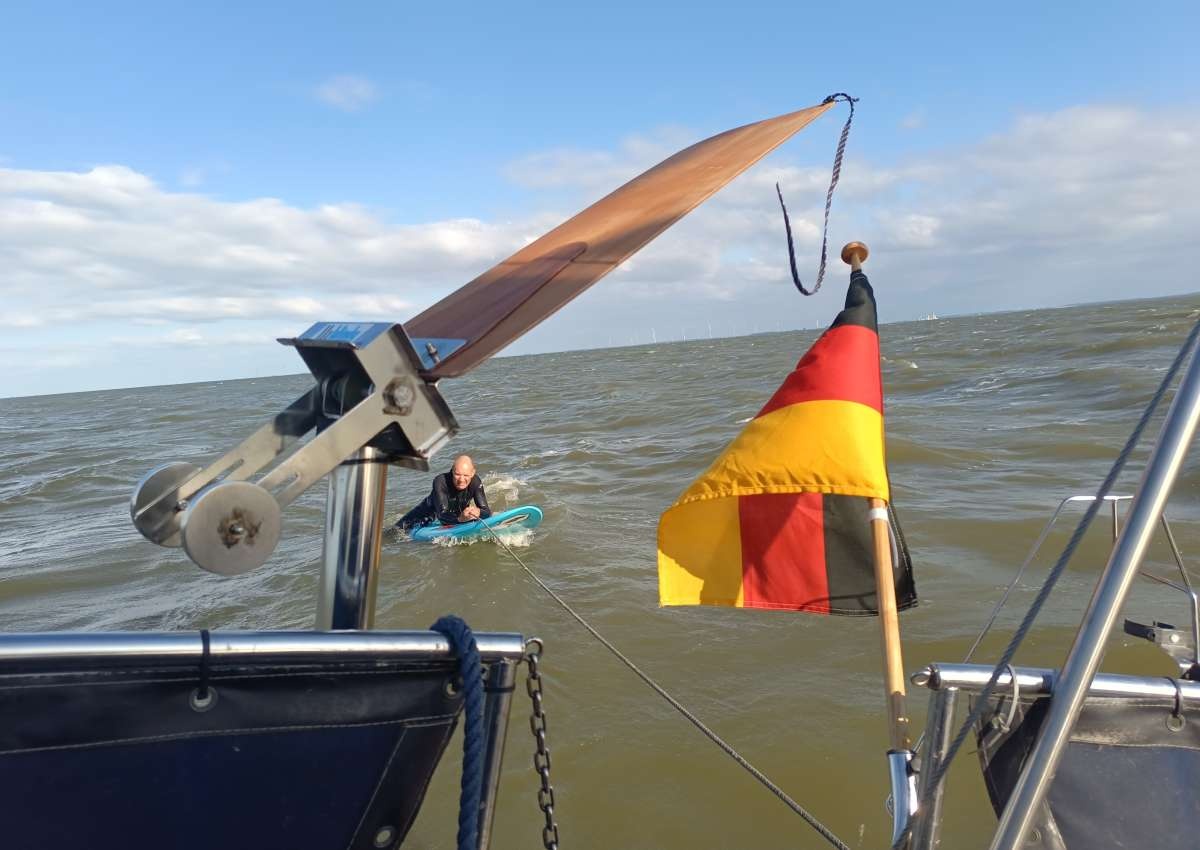 Isselmeer - Surfer gerettet - Foto in de buurt van Lelystad