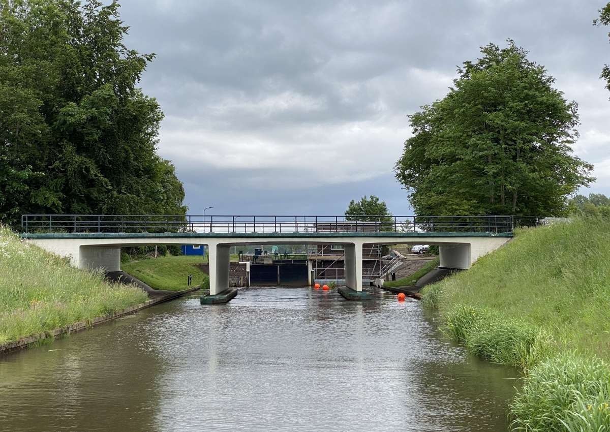 Oosterwolde, brug in de parallelweg N-381 - Bridge près de Ooststellingwerf (Donkerbroek)