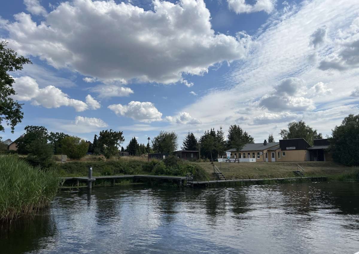 Wasserwanderrastplatz Ufercamp-Eldeblick in Neuburg - Hafen bei Siggelkow