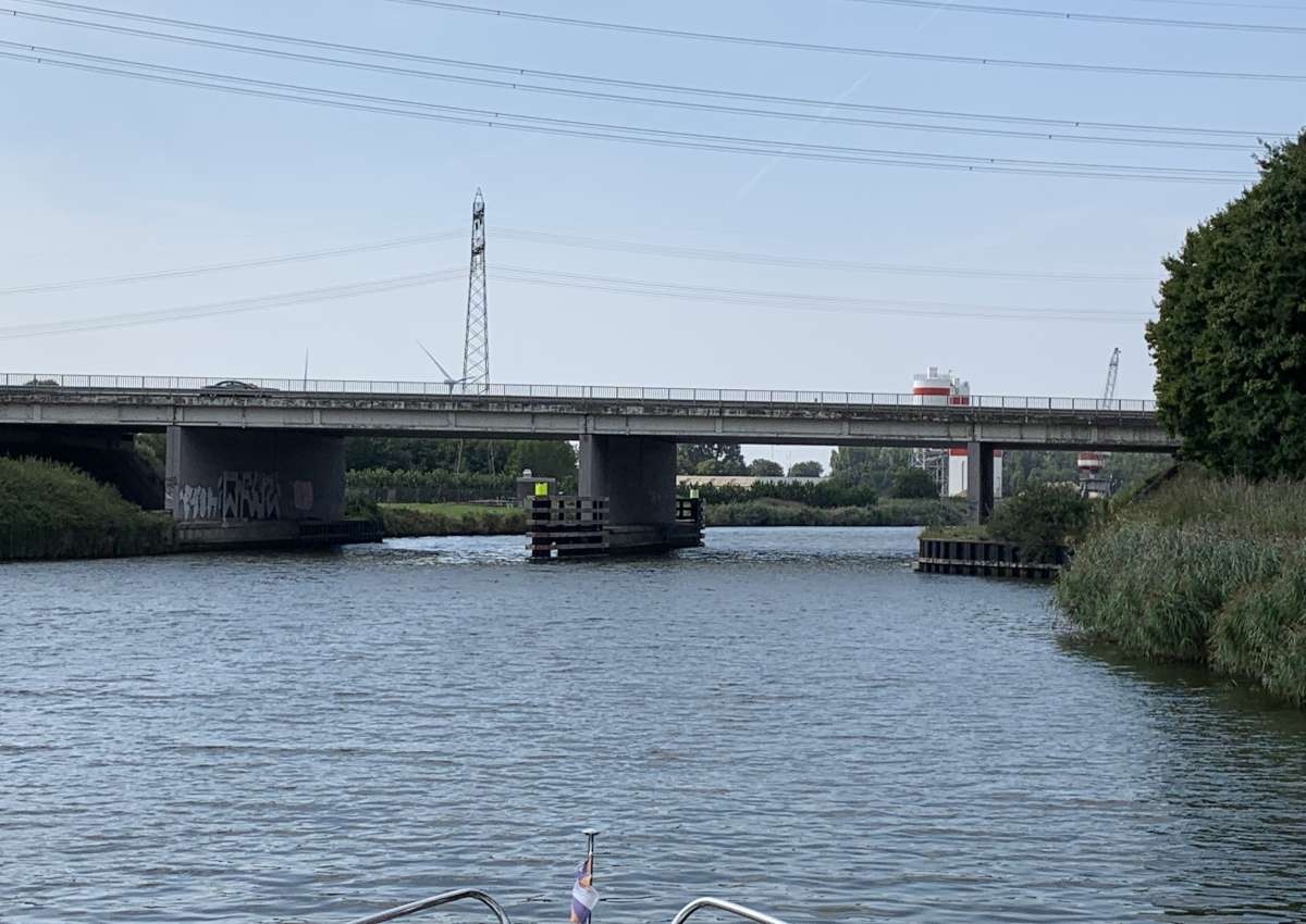 brug in de A17 Standdaarbuiten - Brücke bei Halderberge (Standdaarbuiten)