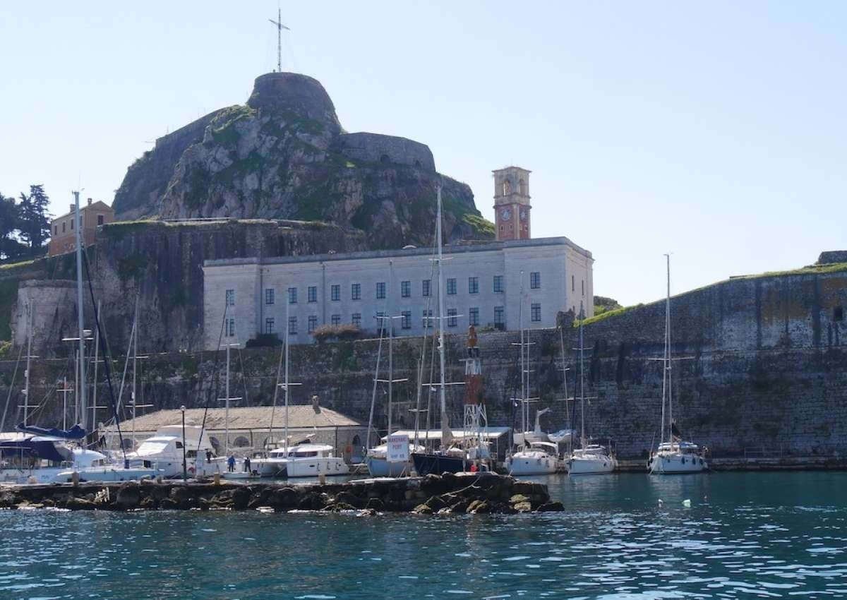 Mandraki - Jachthaven in de buurt van Corfu