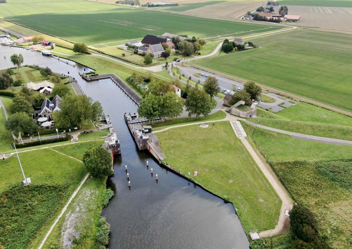 Fietsbrug over het buitenhoofd Benedensas - Brücke bei Steenbergen (De Heen)