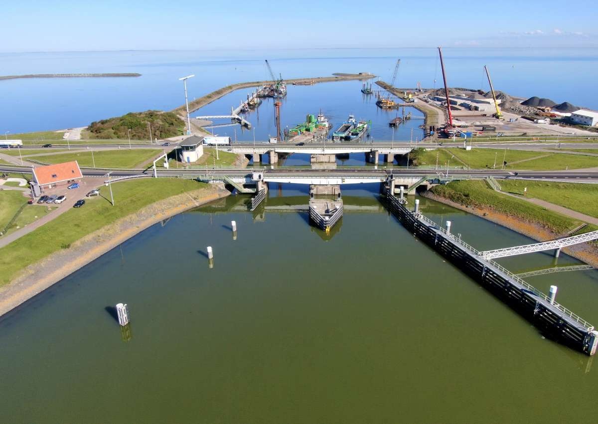 brug in de A7 Kornwerderzand - Brücke bei Súdwest-Fryslân