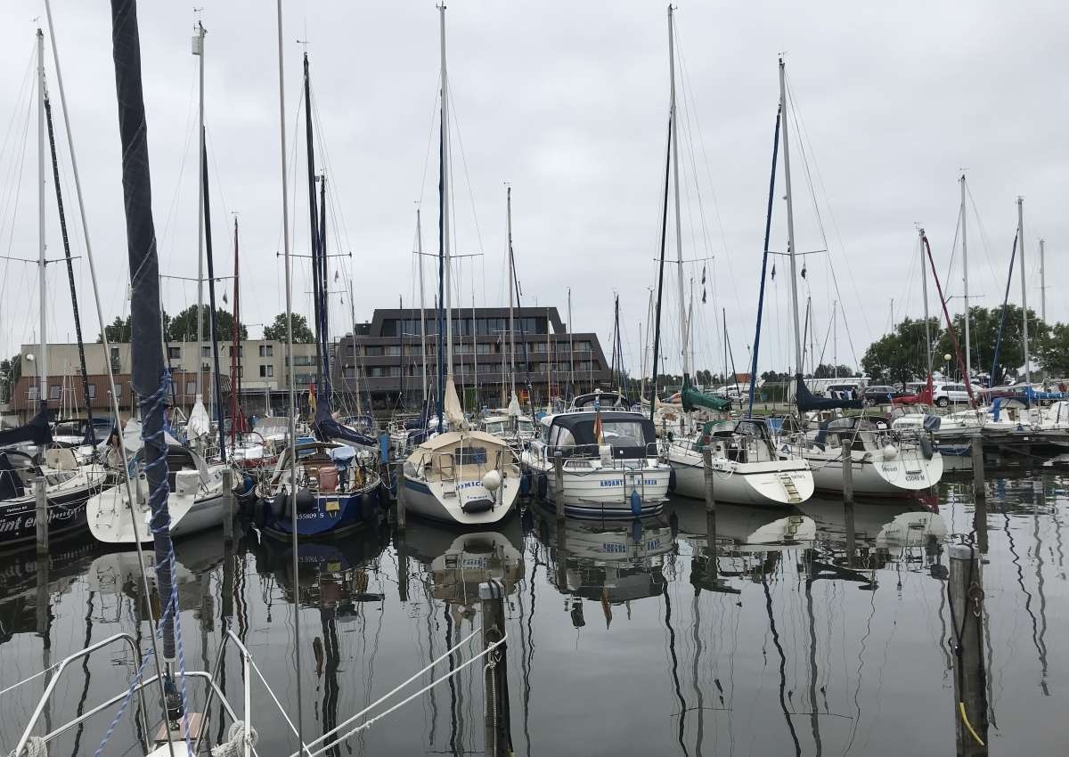 Yachtcharter de Brekken bv. - Hafen bei De Fryske Marren (Lemmer)