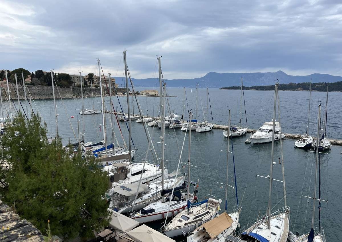 Mandraki - Jachthaven in de buurt van Corfu