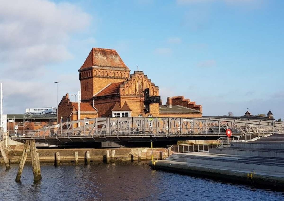 Drehbrücke Engelsgrube - Navinfo bei Lübeck