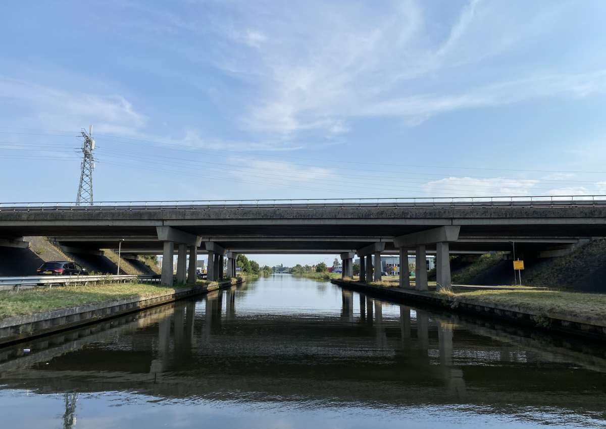 Heerenveen, brug in de A-7 - Bridge near Heerenveen