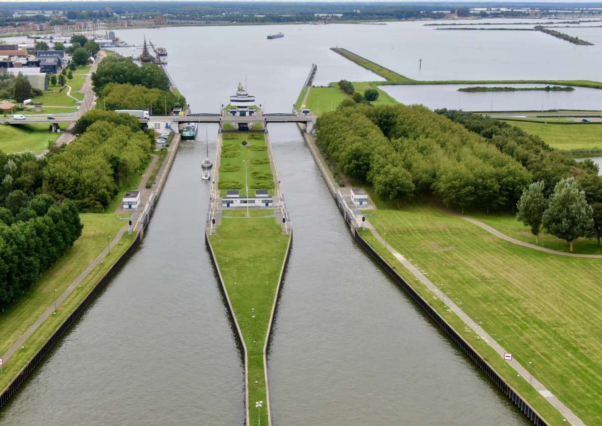 Houtribsluizen, brug over de sluis - Bridge in de buurt van Lelystad