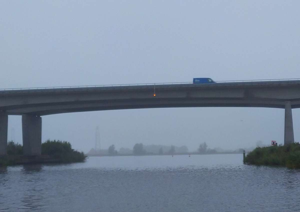 Tjeukemeerbrug, brug in de A-6 - Bridge near De Fryske Marren (Oosterzee)