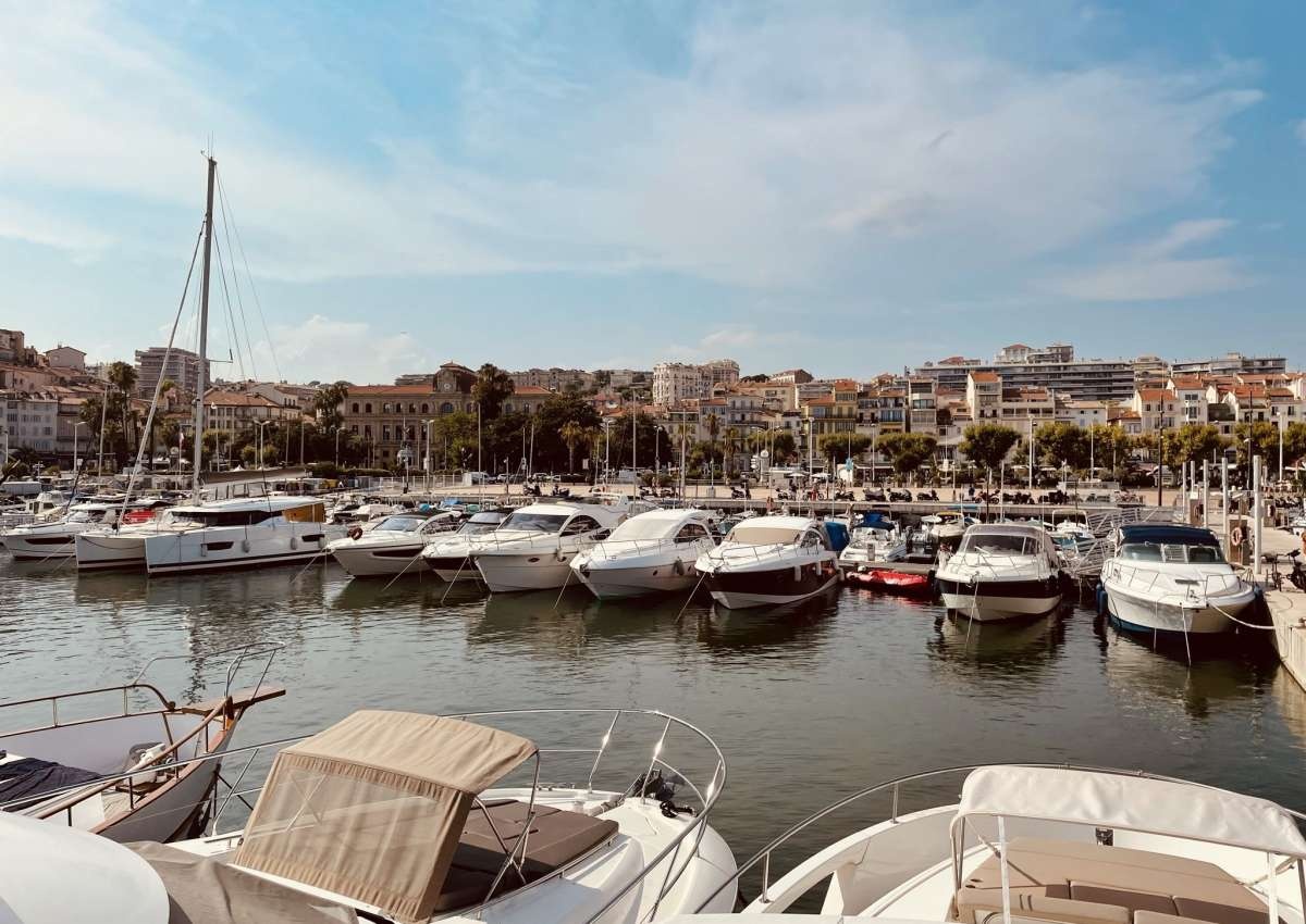 Le Vieux Port - Marina près de Cannes (Le Riou)