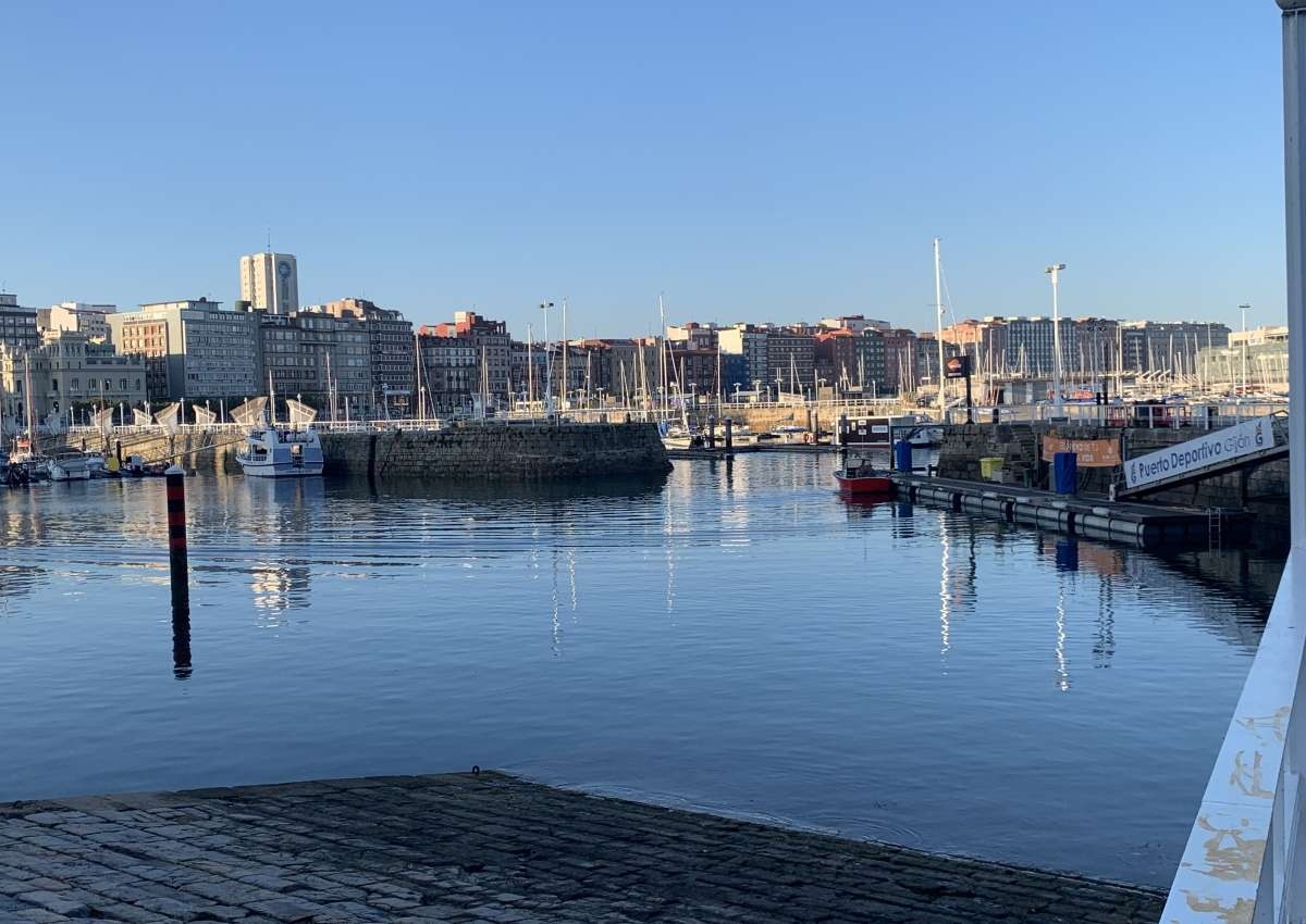 Puerto Deportivo Gijón - Jachthaven in de buurt van Gijón (El Carmen)