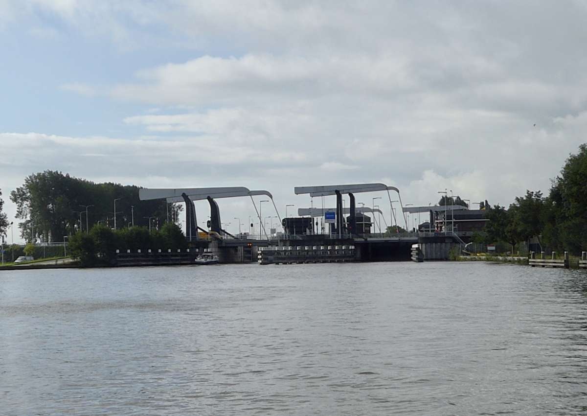 Julianasluis, brug over binnenhoofd - Bridge près de Gouda