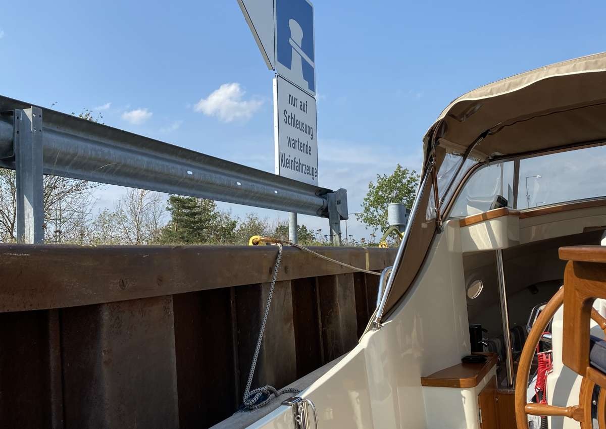 Wartestelle für Kleinfahrzeuge und Sportboote - Navinfo bei Wrestedt (Wieren)
