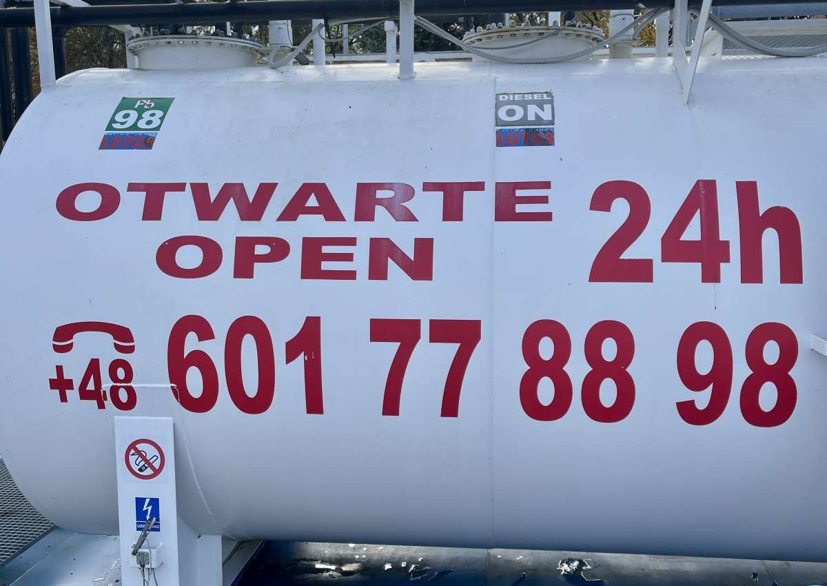 Portowa Tankstelle - Carburant près de Trzebież