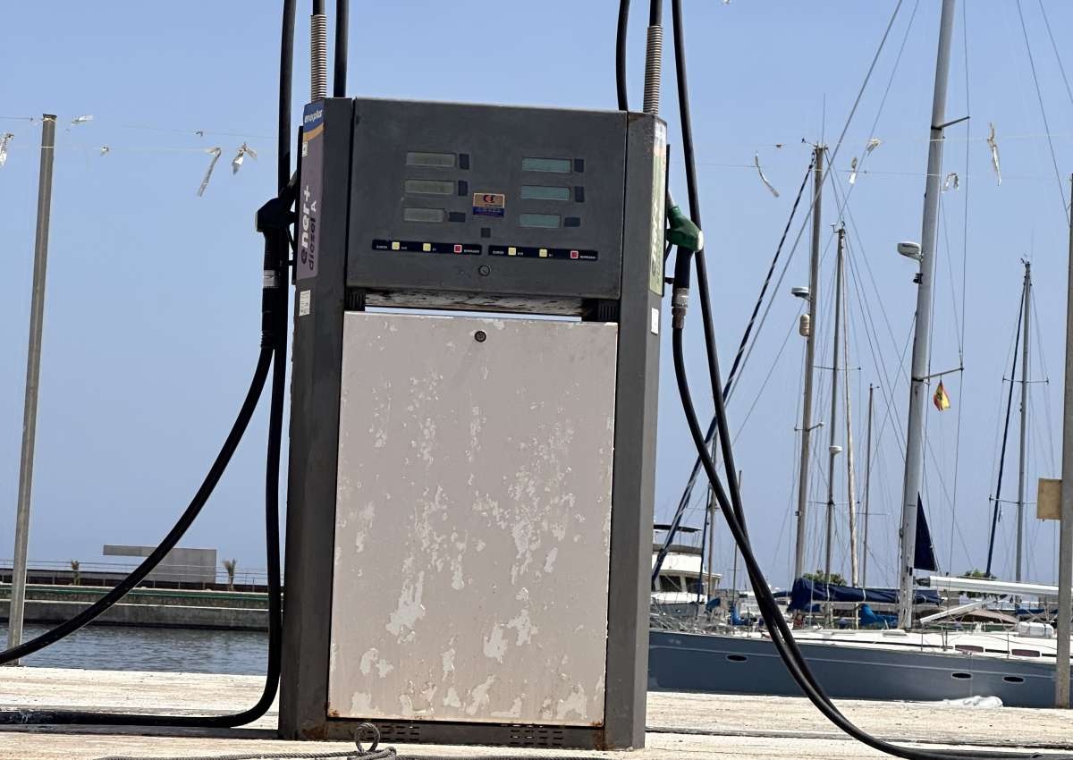 Adra fuel station - Carburant près de Adra