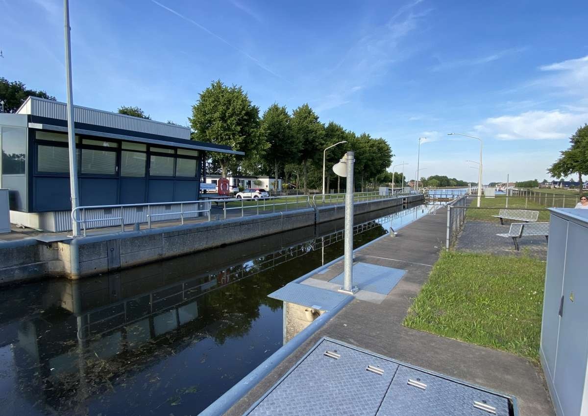 Nieuwe Brugsluis, brug over benedenhoofd - Bridge près de Hoogeveen