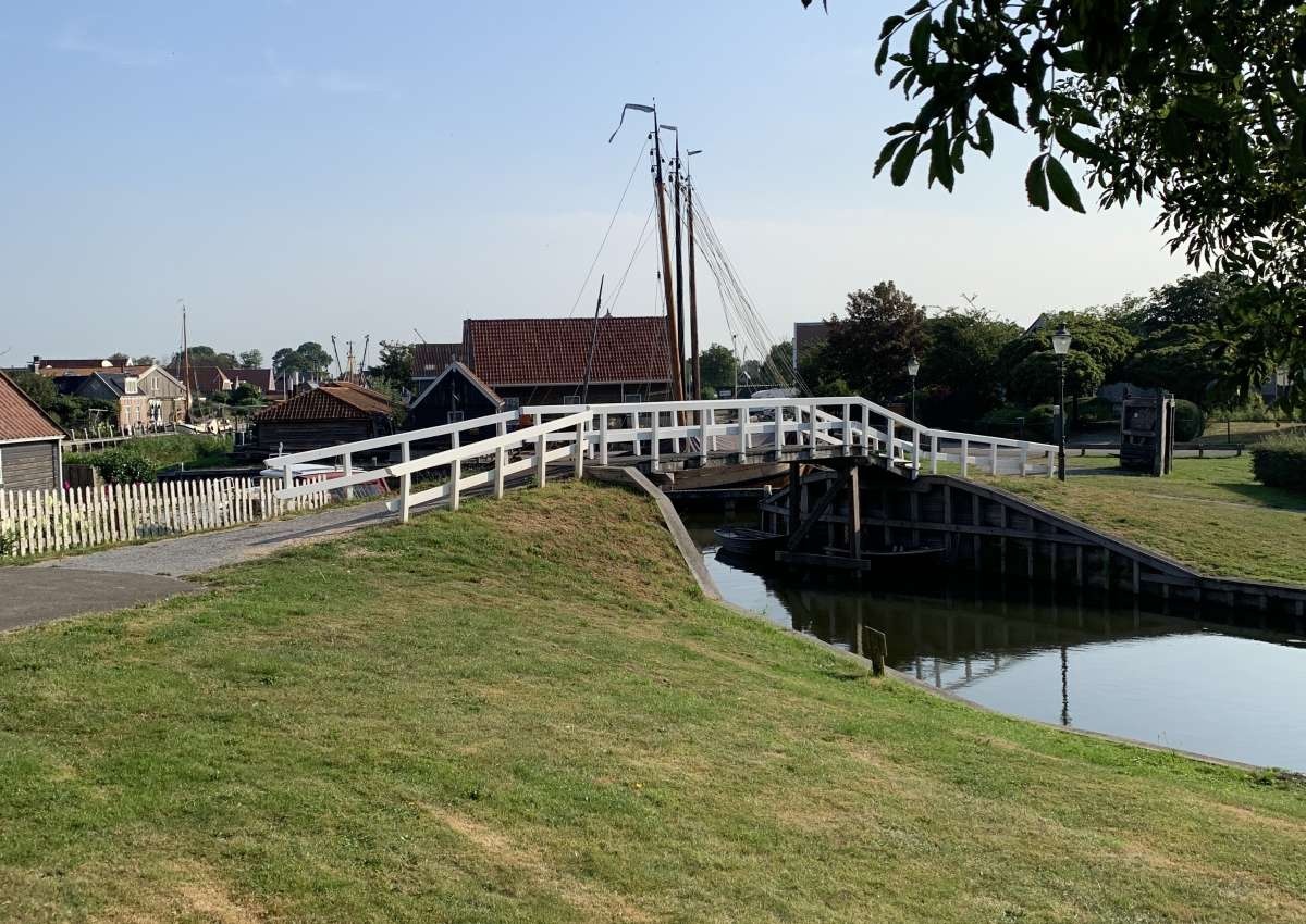 Zeesluis, Workum, brug over buitenhoofd - Bridge près de Súdwest-Fryslân (Workum)
